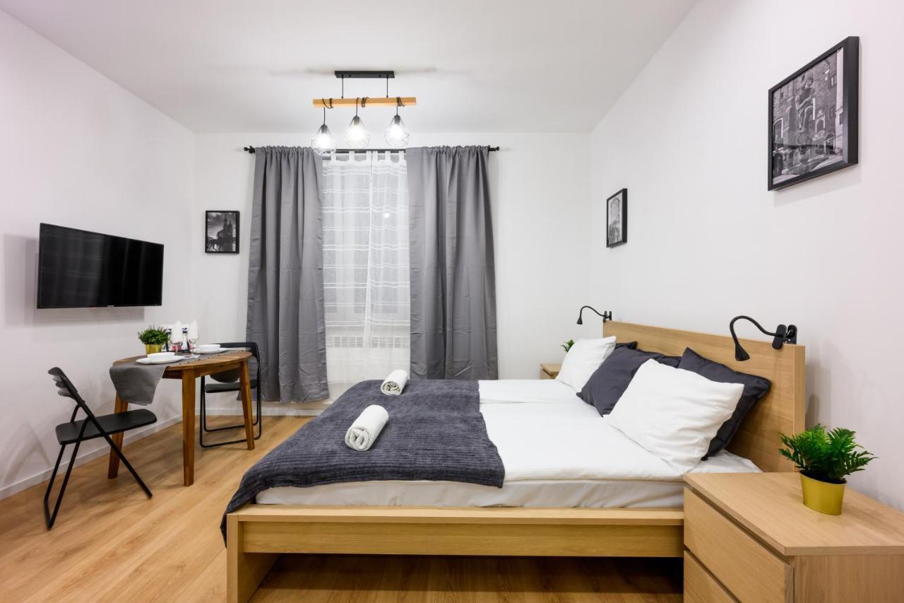 Cracow Rent Apartments - Spacious Apartments For 2-7 People In Quiet Area - Kolberga Street Nr 3 - 10 Min To Main Square By Foot Cracovie Extérieur photo